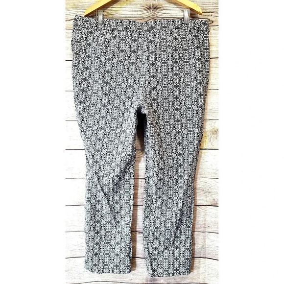 Chico's Women's Secret Stretch Straight Leg Pants 3R Black White Tile Print - Picture 4 of 7